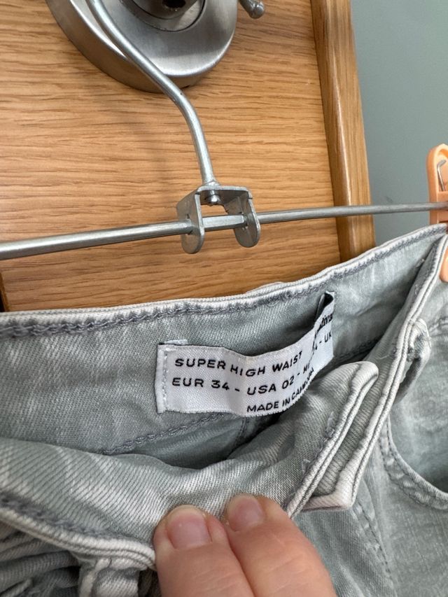 Vaqueros grises mujer