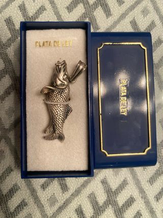 Colgante de plata con forma de pez