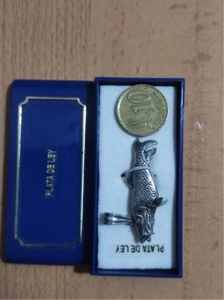 Colgante de plata con forma de pez