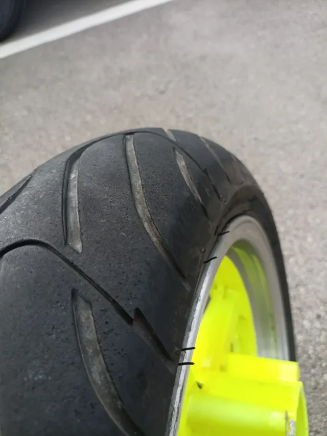 Llantas TMAX 500 con Neumáticos