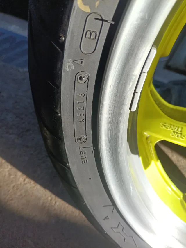 Llantas TMAX 500 con Neumáticos