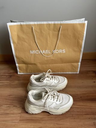 Zapatillas Stradivarius. Beige y Blancas