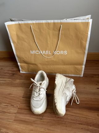 Zapatillas Stradivarius. Beige y Blancas