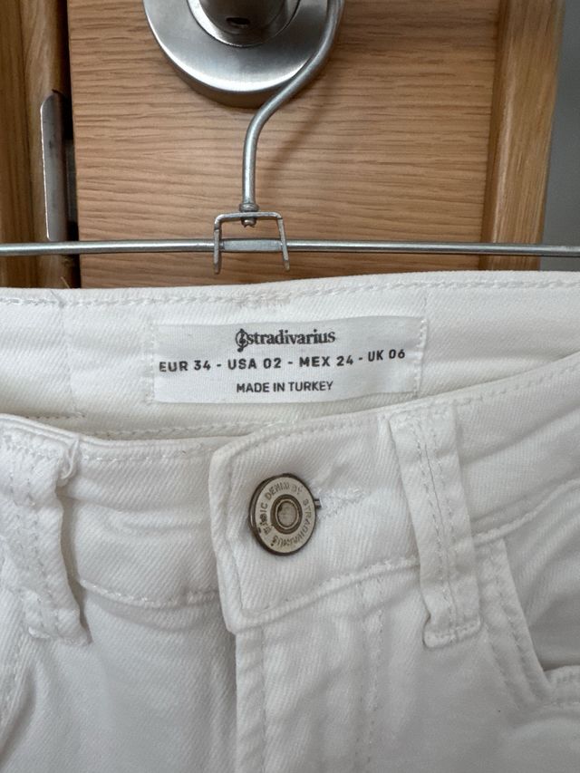 Vaqueros Stradivarius blancos talla XS