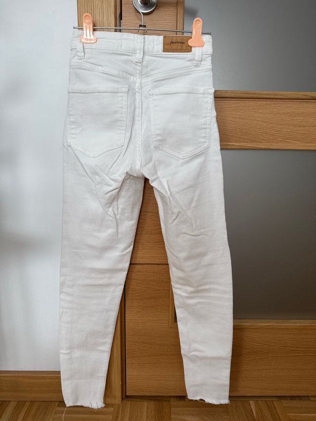 Vaqueros Stradivarius blancos talla XS