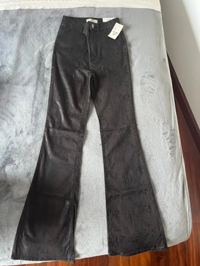 Pantalón flare efecto piel serpiente