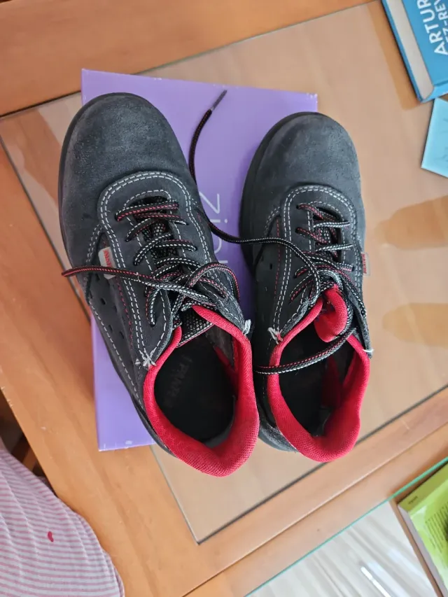 Botas de seguridad grises con detalles rojos