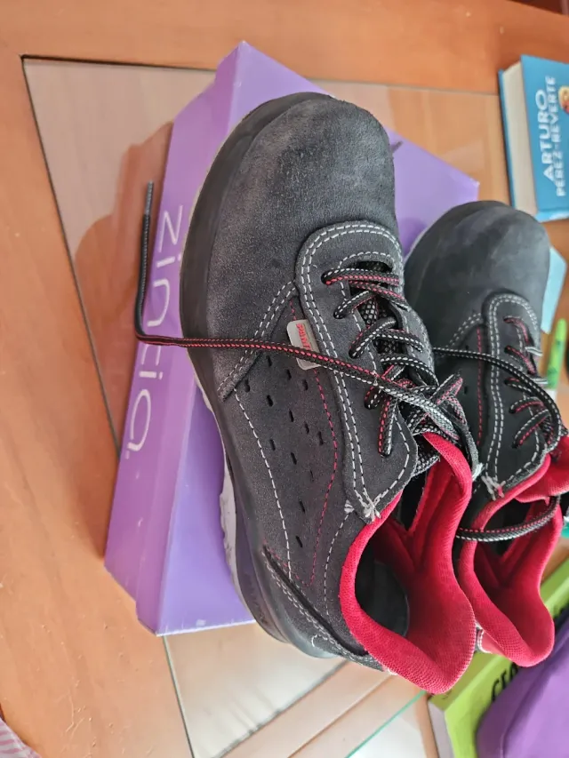 Botas de seguridad grises con detalles rojos