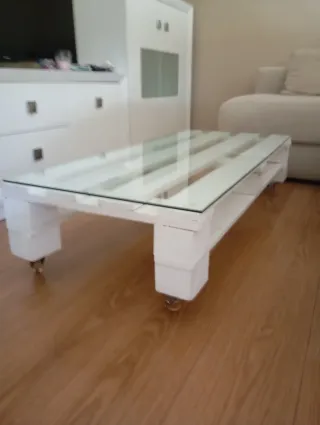 Mesa de centro blanca,de palet de madera y cristal