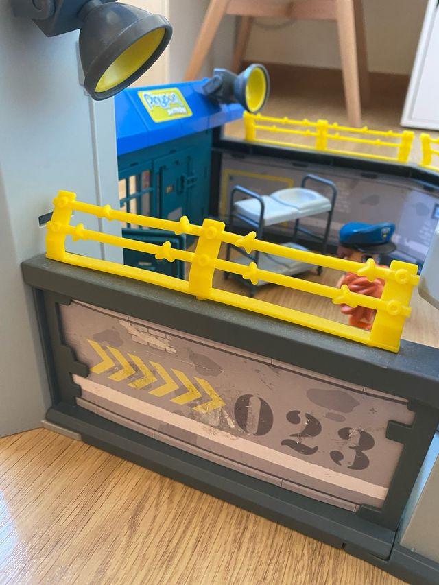 Cárcel Pinypon Action con figuras