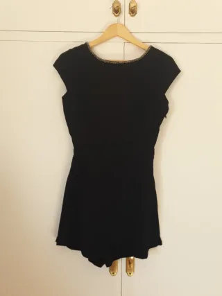 Mono corto elegante cuello y espalda joya