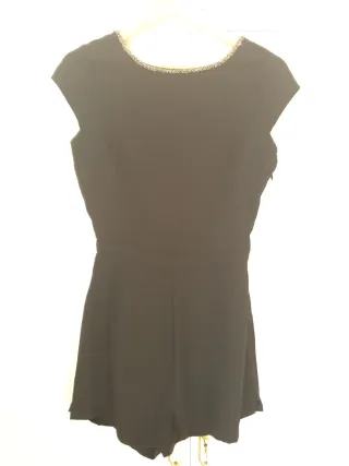 Mono corto elegante cuello y espalda joya