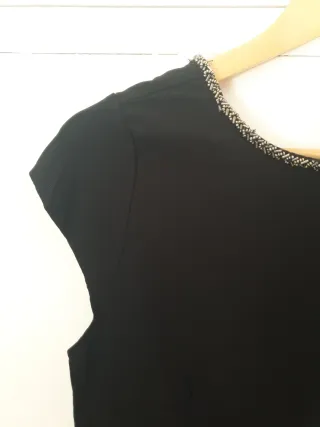 Mono corto elegante cuello y espalda joya