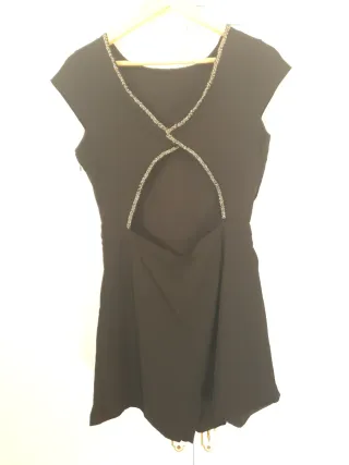 Mono corto elegante cuello y espalda joya