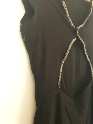 Mono corto elegante cuello y espalda joya