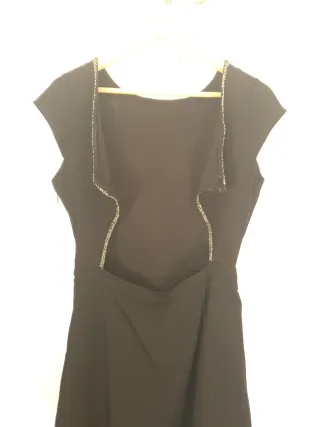 Mono corto elegante cuello y espalda joya