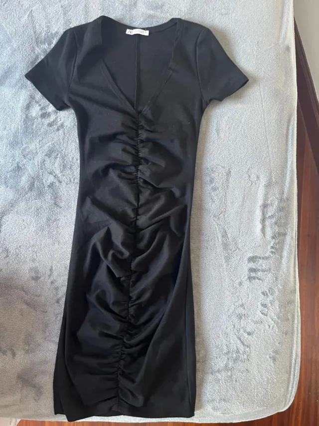 Vestido Zara negro drapeado