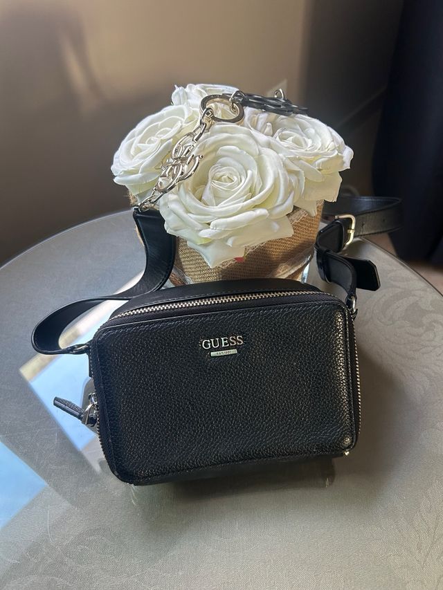 Bolso bandolera Guess negro pequeño