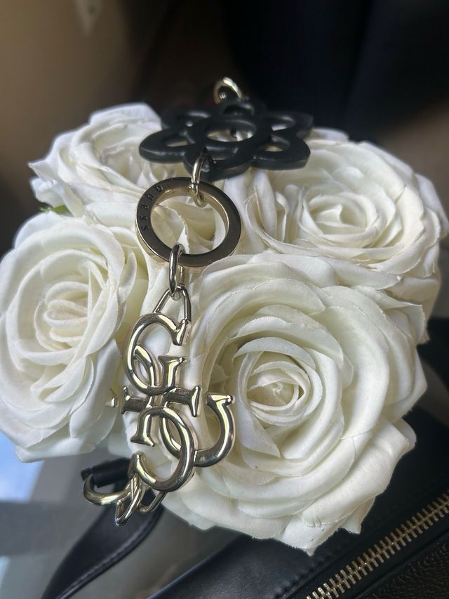 Bolso bandolera Guess negro pequeño