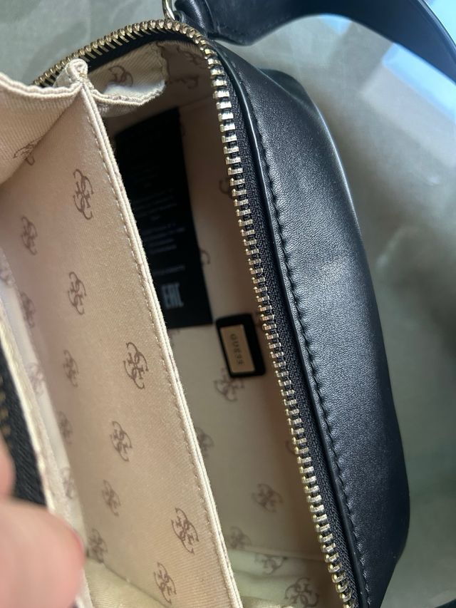 Bolso bandolera Guess negro pequeño