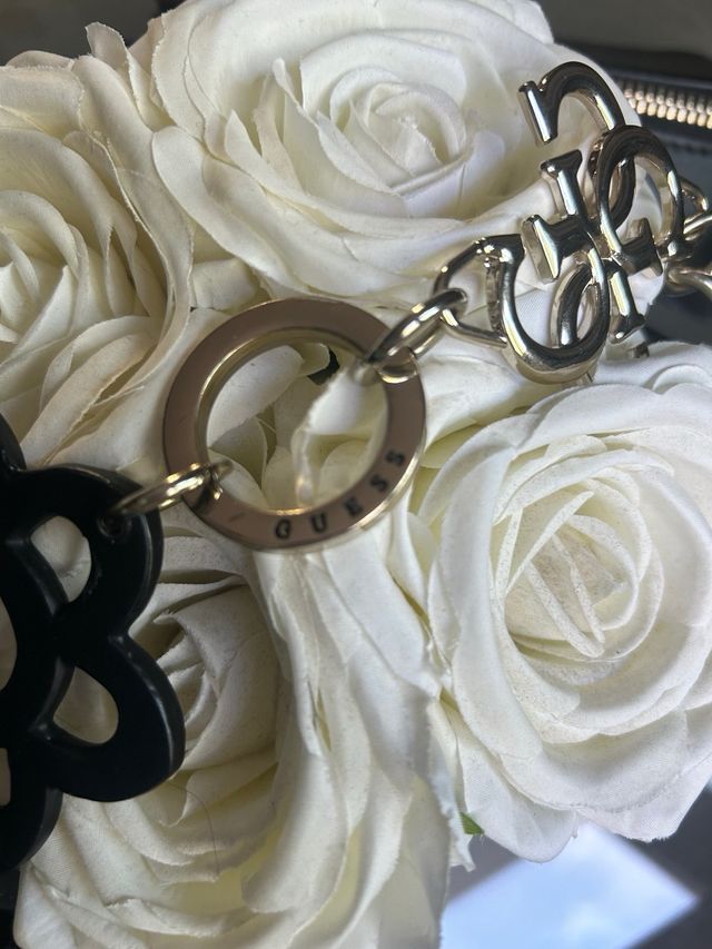 Bolso bandolera Guess negro pequeño