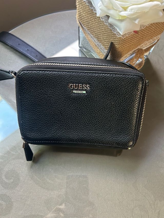 Bolso bandolera Guess negro pequeño