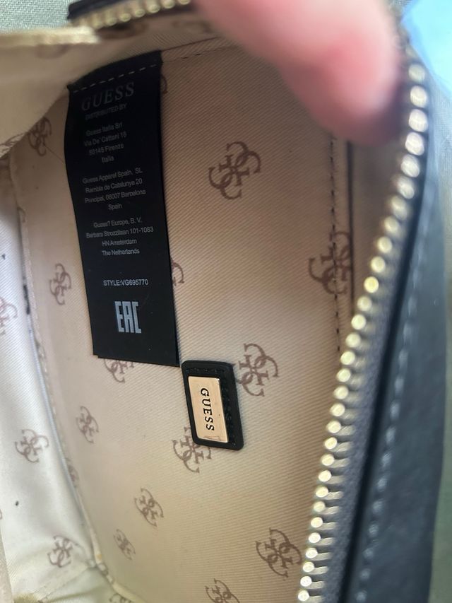 Bolso bandolera Guess negro pequeño