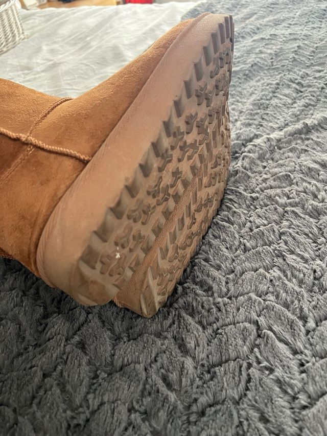 Botas calentitas camel. tipo UGG y zapatillas