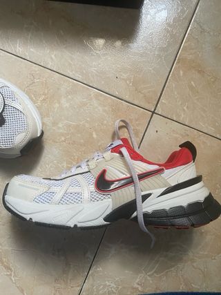 Zapatillas Nike Vomero Rojas y Blancas