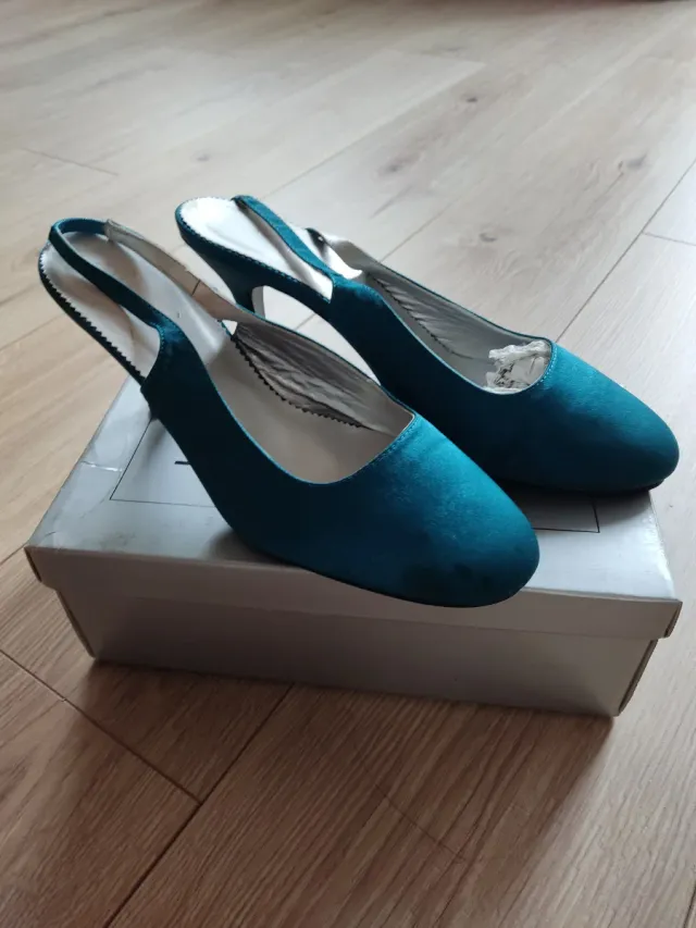 Sandalias tacón verde agua de raso.