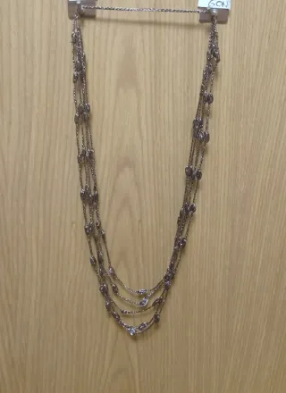 Collar multicapa de crochet con cuentas doradas os