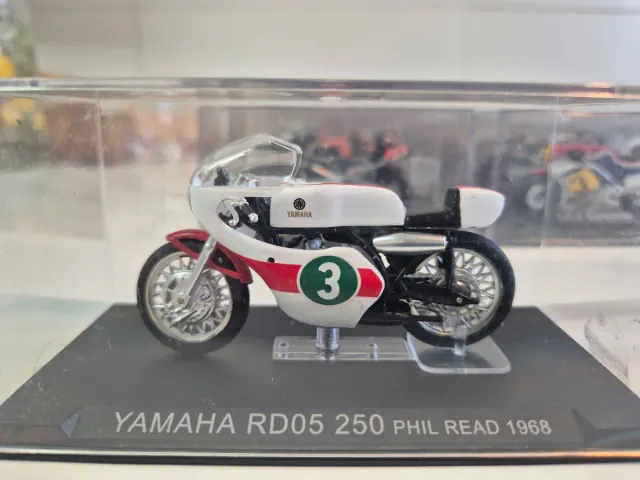 Miniatura Moto Yamaha RD05 Phil Read 1968