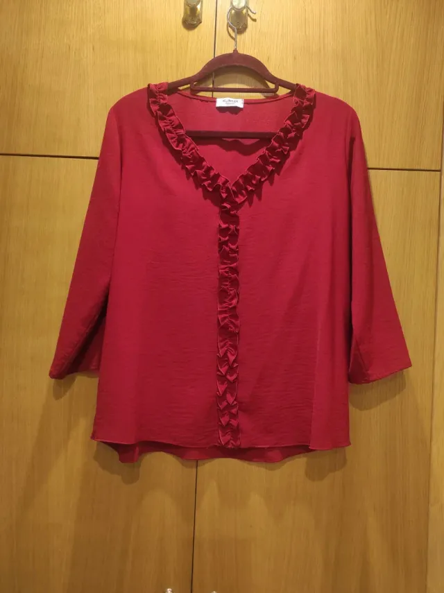 Blusa roja con volantes