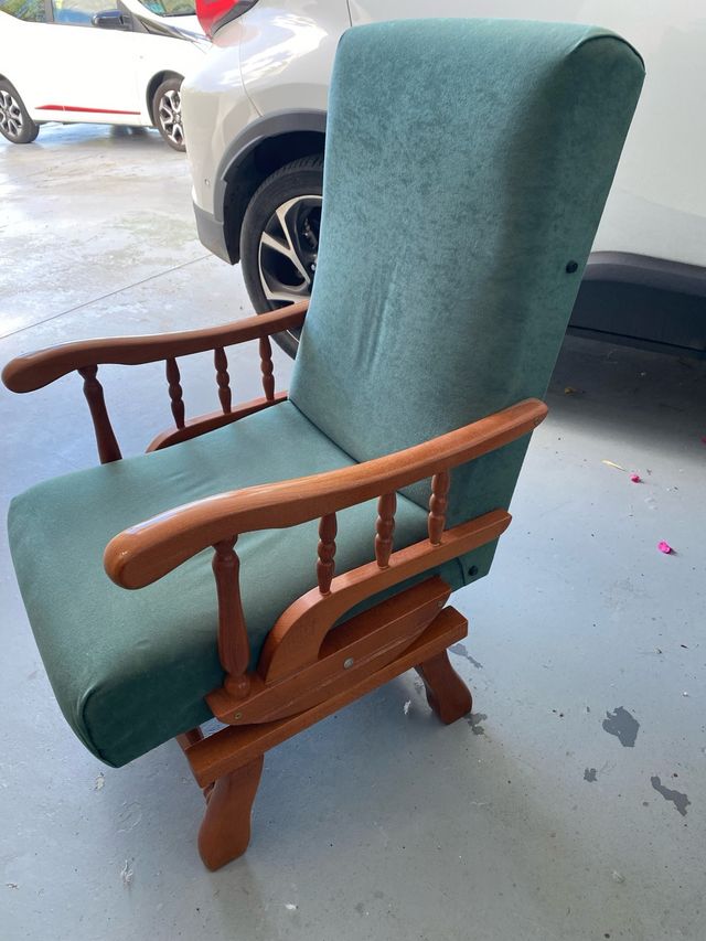 Sillón mecedor madera y tela verde