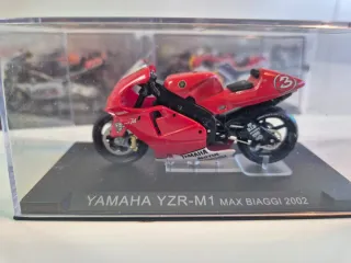 Miniatura Moto Yamaha YZR-M1 Max Biaggi 2002