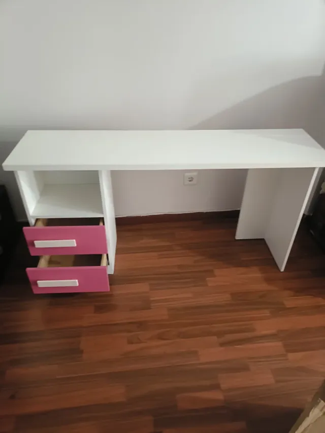 Escritorio Muebles Rey blanco y rosa viene montado