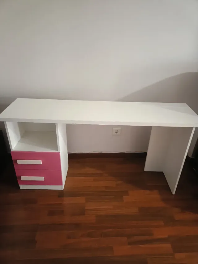 Escritorio Muebles Rey blanco y rosa viene montado
