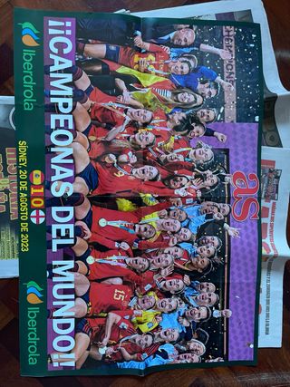 5 periódicos y 2 posters selección española fem