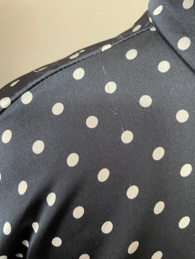 Camisa azul con lunares