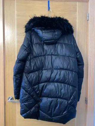 Abrigo negro plumífero con capucha