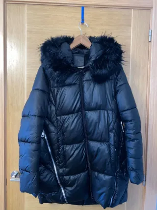 Abrigo negro plumífero con capucha