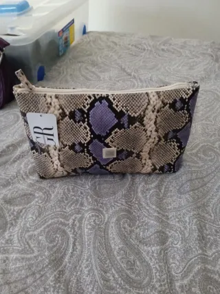 Bolso mano con etiqueta serpiente