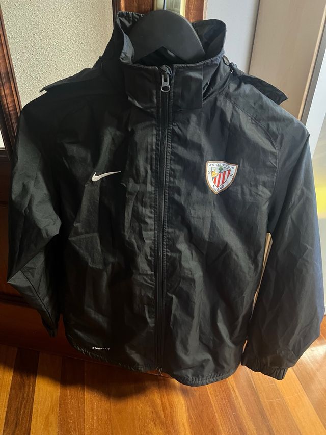 Chubasquero Nike Athletic Club negro