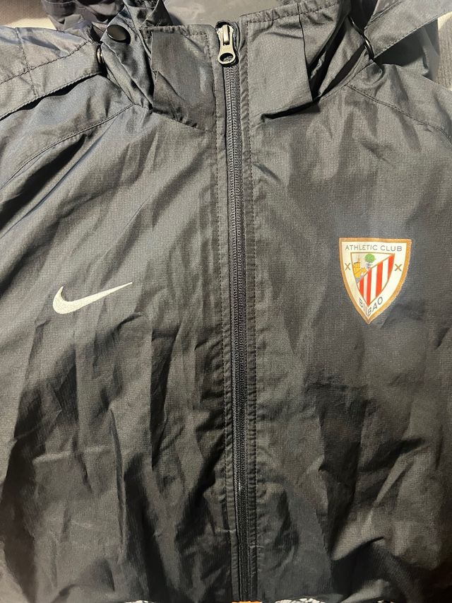 Chubasquero Nike Athletic Club negro
