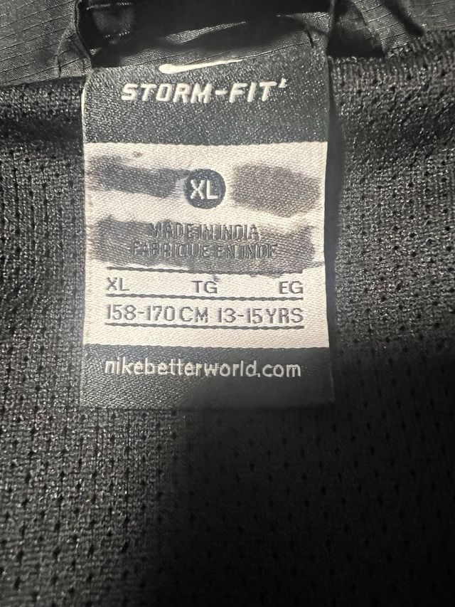 Chubasquero Nike Athletic Club negro