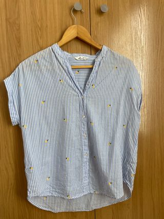 Camisa de rayas con limones