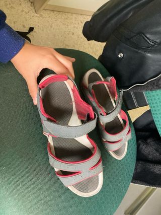 Sandalias grises y rosas para mujer