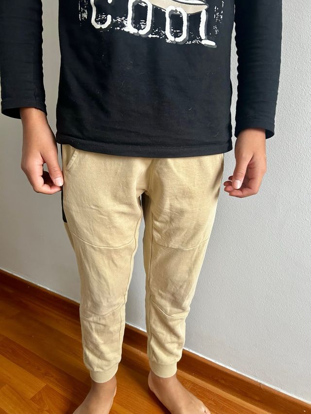 Pantalón chándal chico beige y negro