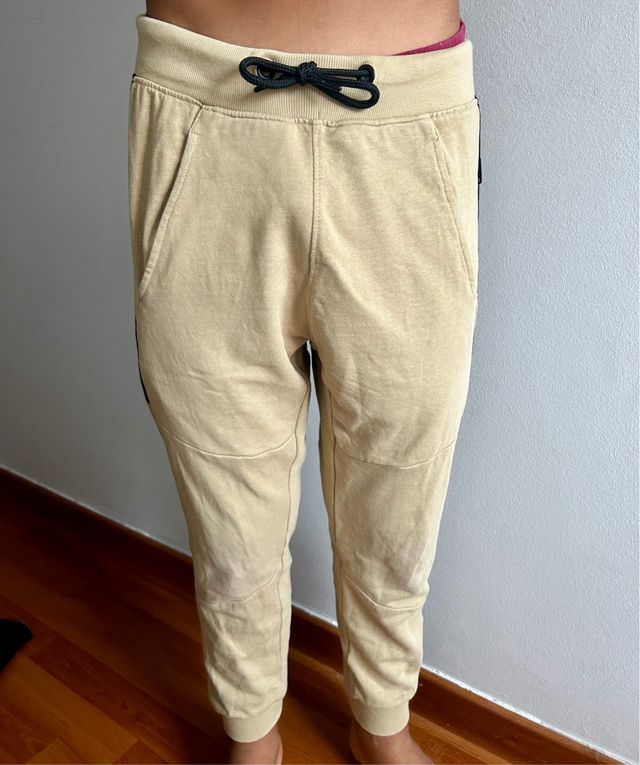 Pantalón chándal chico beige y negro
