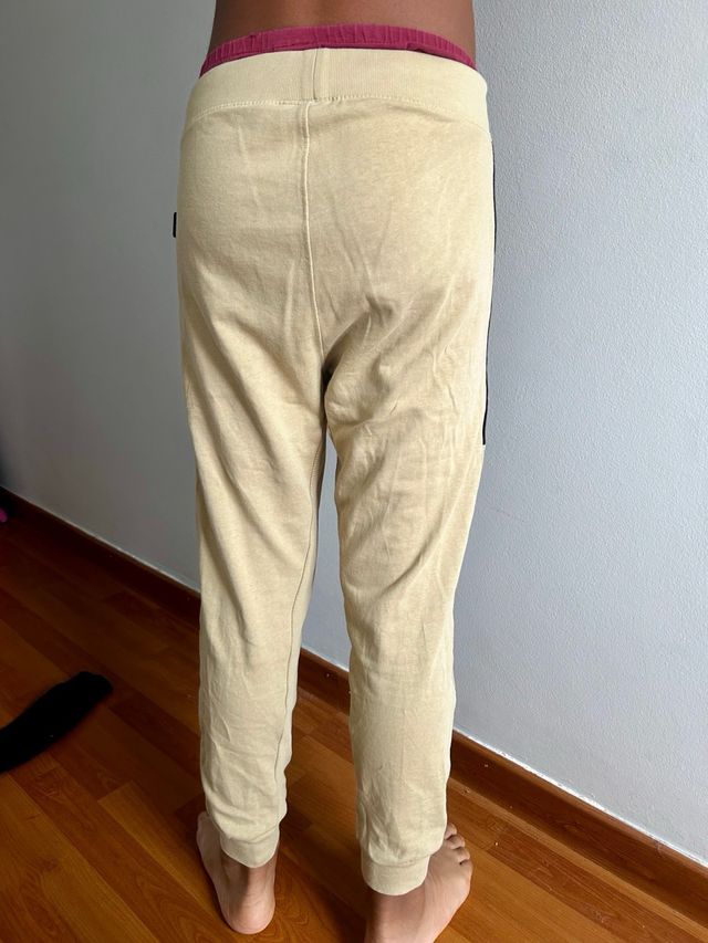 Pantalón chándal chico beige y negro